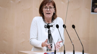 FPÖ Yaşlılar Sözcüsü Andrea-Michaela Schartel kürsüde konuşma yaparken.
