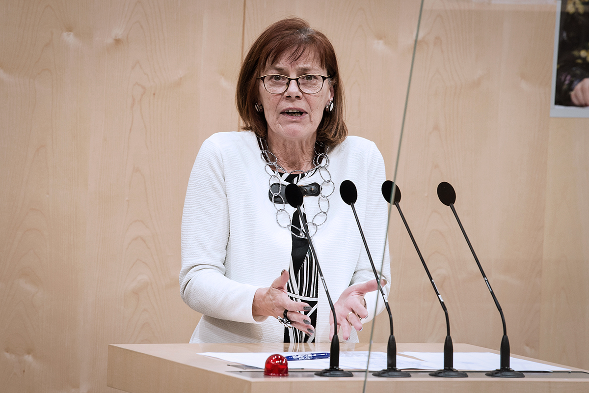 FPÖ Yaşlılar Sözcüsü Andrea-Michaela Schartel kürsüde konuşma yaparken.