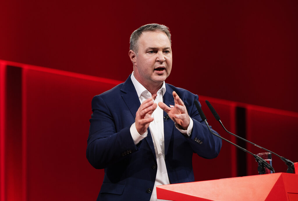 Andreas Babler bir etkinlikte konuşma yaparken görülüyor.