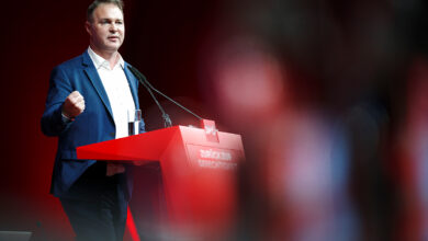 Andreas Babler bir etkinlikte konuşma yaparken görülüyor.