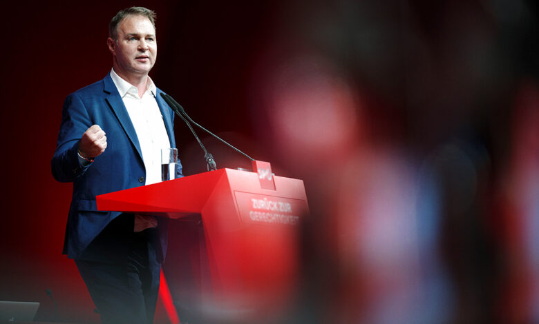 Andreas Babler bir etkinlikte konuşma yaparken görülüyor.