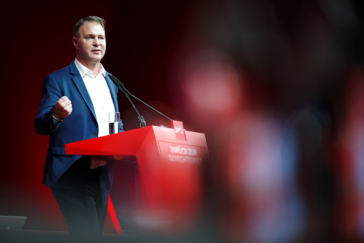 Andreas Babler bir etkinlikte konuşma yaparken görülüyor.