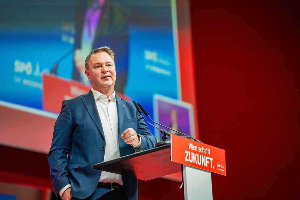 SPÖ Genel Başkanı Andreas Babler, Viyana Eyalet Kurultayı'nda üzerinde 'Wien schafft ZUKUNFT' yazan kürsüde konuşma yaparken.