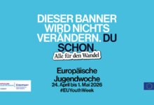 Mavi arka plan üzerinde beyaz ve siyah harflerle "Bu banner hiçbir şeyi değiştirmeyecek. Ama sen değiştirebilirsin." yazan Avrupa Gençlik Haftası 2026 resmi kampanya görseli.