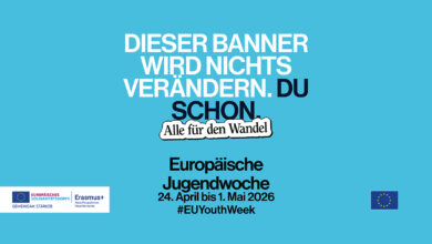 Mavi arka plan üzerinde beyaz ve siyah harflerle "Bu banner hiçbir şeyi değiştirmeyecek. Ama sen değiştirebilirsin." yazan Avrupa Gençlik Haftası 2026 resmi kampanya görseli.