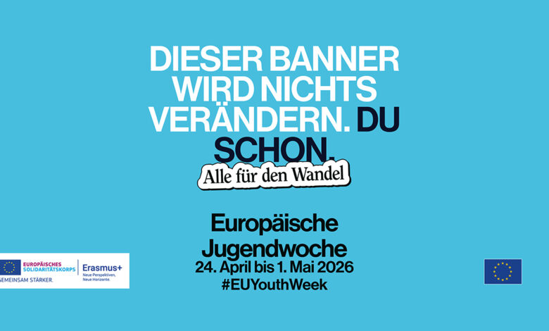 Mavi arka plan üzerinde beyaz ve siyah harflerle "Bu banner hiçbir şeyi değiştirmeyecek. Ama sen değiştirebilirsin." yazan Avrupa Gençlik Haftası 2026 resmi kampanya görseli.
