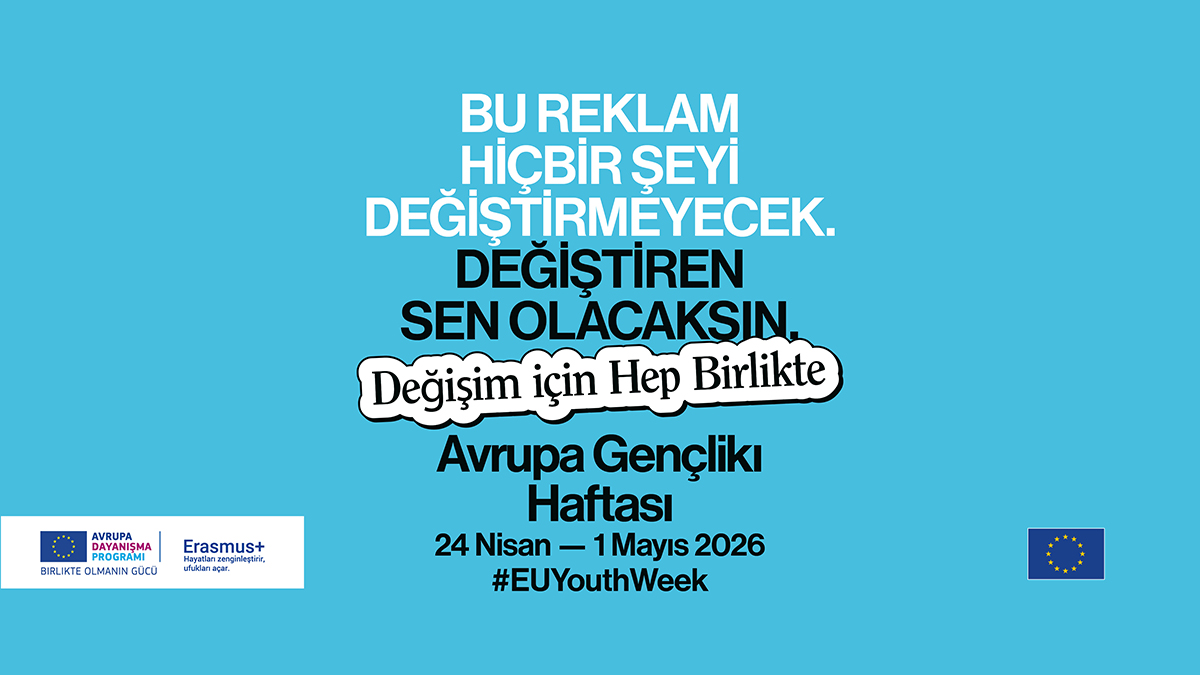 Mavi arka plan üzerinde beyaz ve siyah harflerle "Bu banner hiçbir şeyi değiştirmeyecek. Ama sen değiştirebilirsin." yazan Avrupa Gençlik Haftası 2026 resmi kampanya görseli.