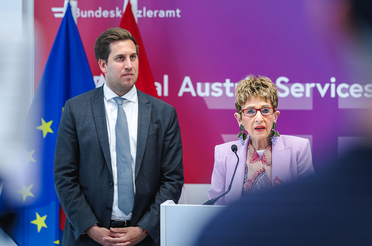 Dijitalleşmeden Sorumlu Devlet Sekreteri Alexander Pröll ve Seniorenbund Başkanı Ingrid Korosec, Digi-Seniorenpaket tanıtımında kürsüde yan yana duruyorlar.