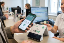 Avusturya'da bir hasta muayenehane girişinde (Anmeldung) akıllı telefonuyla dijital e-card okutuyor.