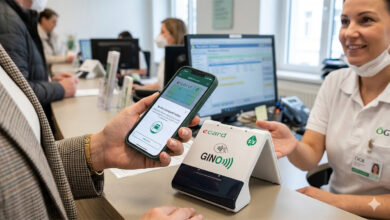 Avusturya'da bir hasta muayenehane girişinde (Anmeldung) akıllı telefonuyla dijital e-card okutuyor.