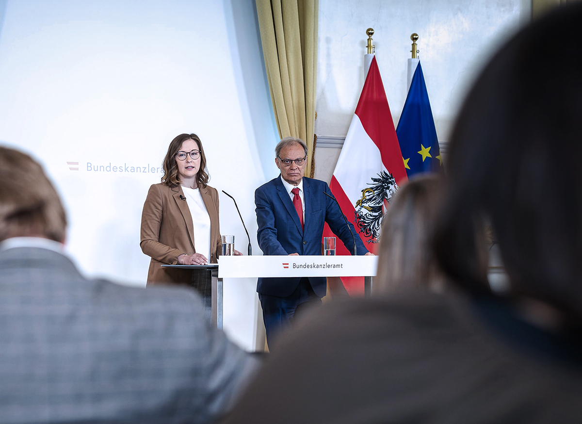 Avusturya Entegrasyon Bakanı Claudia Bauer ve araştırmacı Rainer Münz basın toplantısında konuşuyor.