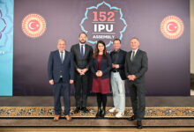 İstanbul'daki 152. IPU Genel Kurulu'nda Avusturya delegasyonunu temsil eden Peter Wurm, Michael Hammer, Christian Oxonitsch, Nikolaus Scherak ve Meri Disoski yan yana poz veriyor. Arka planda 152. IPU Assembly ve Türkiye Büyük Millet Meclisi logoları yer alıyor.