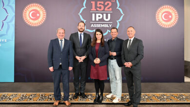 İstanbul'daki 152. IPU Genel Kurulu'nda Avusturya delegasyonunu temsil eden Peter Wurm, Michael Hammer, Christian Oxonitsch, Nikolaus Scherak ve Meri Disoski yan yana poz veriyor. Arka planda 152. IPU Assembly ve Türkiye Büyük Millet Meclisi logoları yer alıyor.