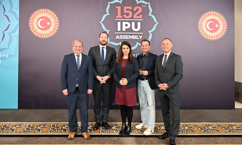 İstanbul'daki 152. IPU Genel Kurulu'nda Avusturya delegasyonunu temsil eden Peter Wurm, Michael Hammer, Christian Oxonitsch, Nikolaus Scherak ve Meri Disoski yan yana poz veriyor. Arka planda 152. IPU Assembly ve Türkiye Büyük Millet Meclisi logoları yer alıyor.