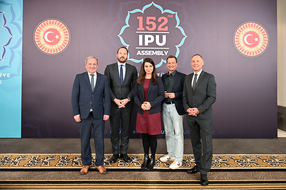İstanbul'daki 152. IPU Genel Kurulu'nda Avusturya delegasyonunu temsil eden Peter Wurm, Michael Hammer, Christian Oxonitsch, Nikolaus Scherak ve Meri Disoski yan yana poz veriyor. Arka planda 152. IPU Assembly ve Türkiye Büyük Millet Meclisi logoları yer alıyor.