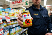 Avusturya polisi Spar market rafında fare zehri şüphesi olan kırmızı işaretli HiPP bebek maması kavanozunu gösteriyor.
