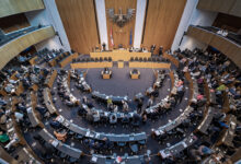 Avusturya Ulusal Meclisi (Nationalrat) genel kurul salonunun tepeden görünümü; milletvekilleri Macaristan gündemli Avrupa Saati oturumunda.