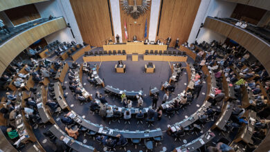 Avusturya Ulusal Meclisi (Nationalrat) genel kurul salonunun tepeden görünümü; milletvekilleri Macaristan gündemli Avrupa Saati oturumunda.