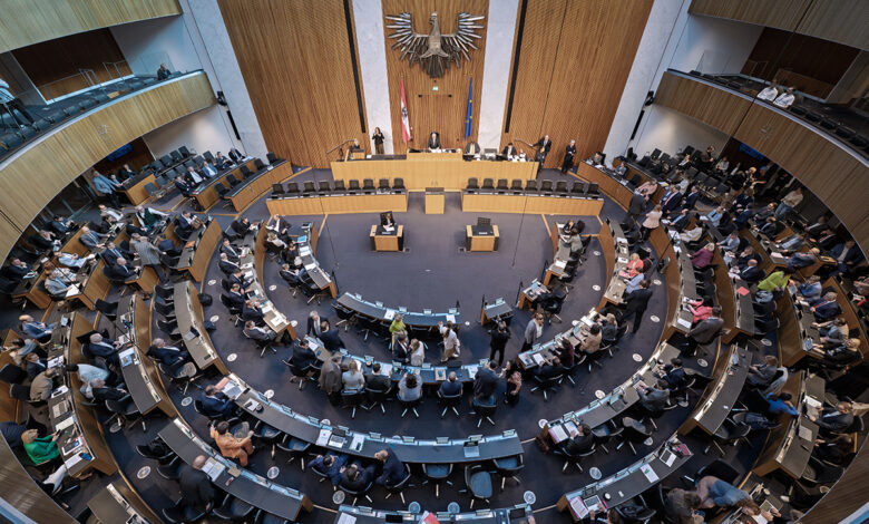 Avusturya Ulusal Meclisi (Nationalrat) genel kurul salonunun tepeden görünümü; milletvekilleri Macaristan gündemli Avrupa Saati oturumunda.