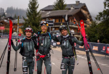 İsviçre Alpleri'nde Patrouille des Glaciers 2026 yarışını kazanan üç Avusturyalı Bundesheer askeri, kayak takımları, kaskları ve yarış numaralarıyla (402) podyum öncesi gülümseyerek poz veriyor.