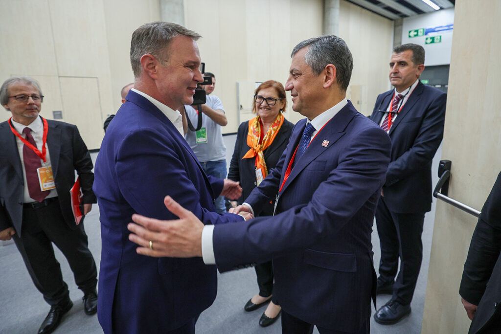 Özgür Özel ve Andreas Babler Barcelona Sosyalist Enternasyonal zirvesinde el sıkışırken