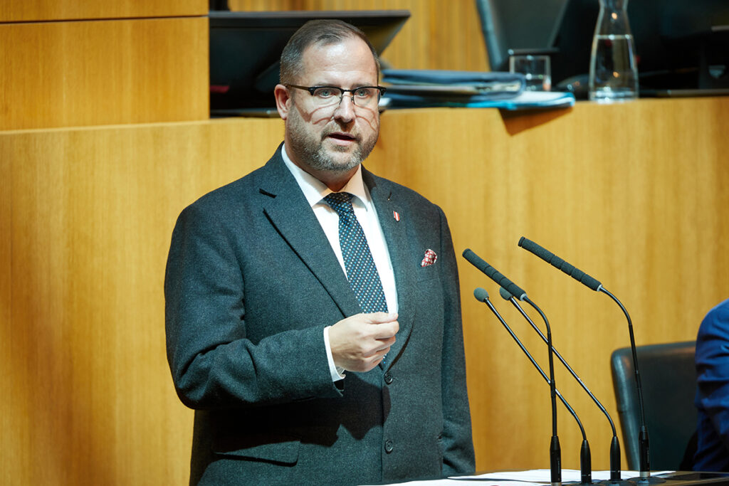 FPÖ Genel Sekreteri ve Medya Sözcüsü Christian Hafenecker'in Avusturya Parlamentosu önündeki resmi portresi.