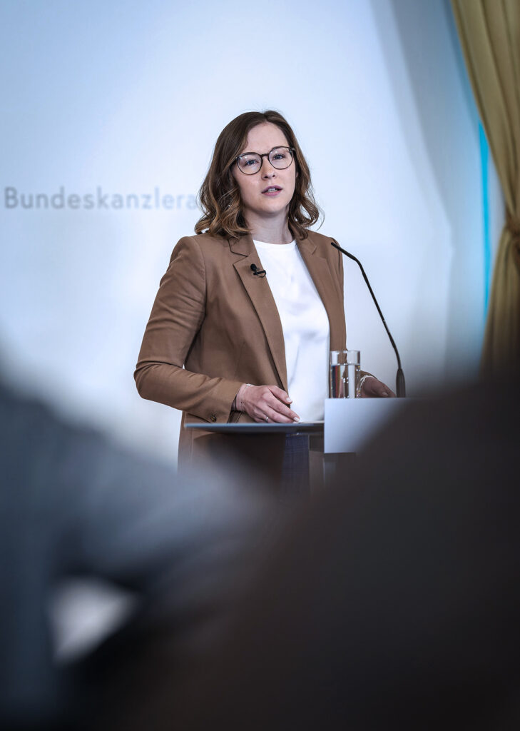Entegrasyon Bakanı Claudia Bauer kürsüde yeni entegrasyon yasası hakkında açıklama yapıyor.