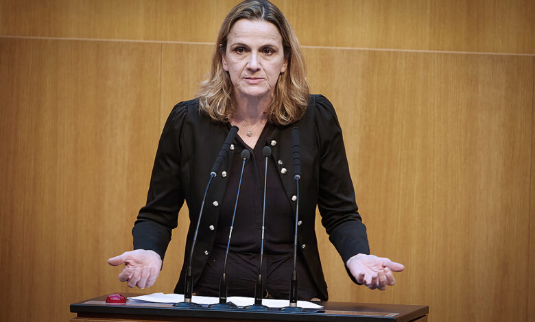 FPÖ Sosyal Sözcüsü Dagmar Belakowitsch Avusturya Ulusal Meclis kürsüsünde konuşma yaparken