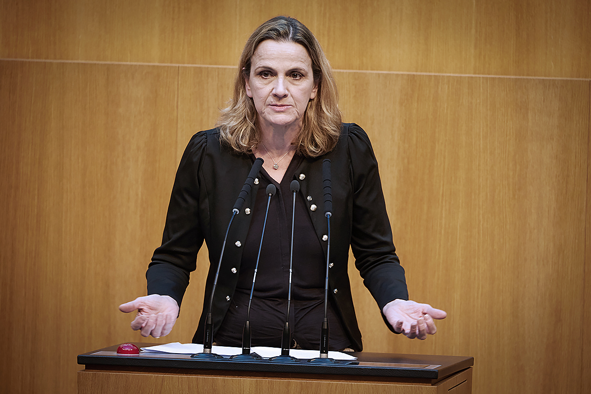 FPÖ Sosyal Sözcüsü Dagmar Belakowitsch Avusturya Ulusal Meclis kürsüsünde konuşma yaparken