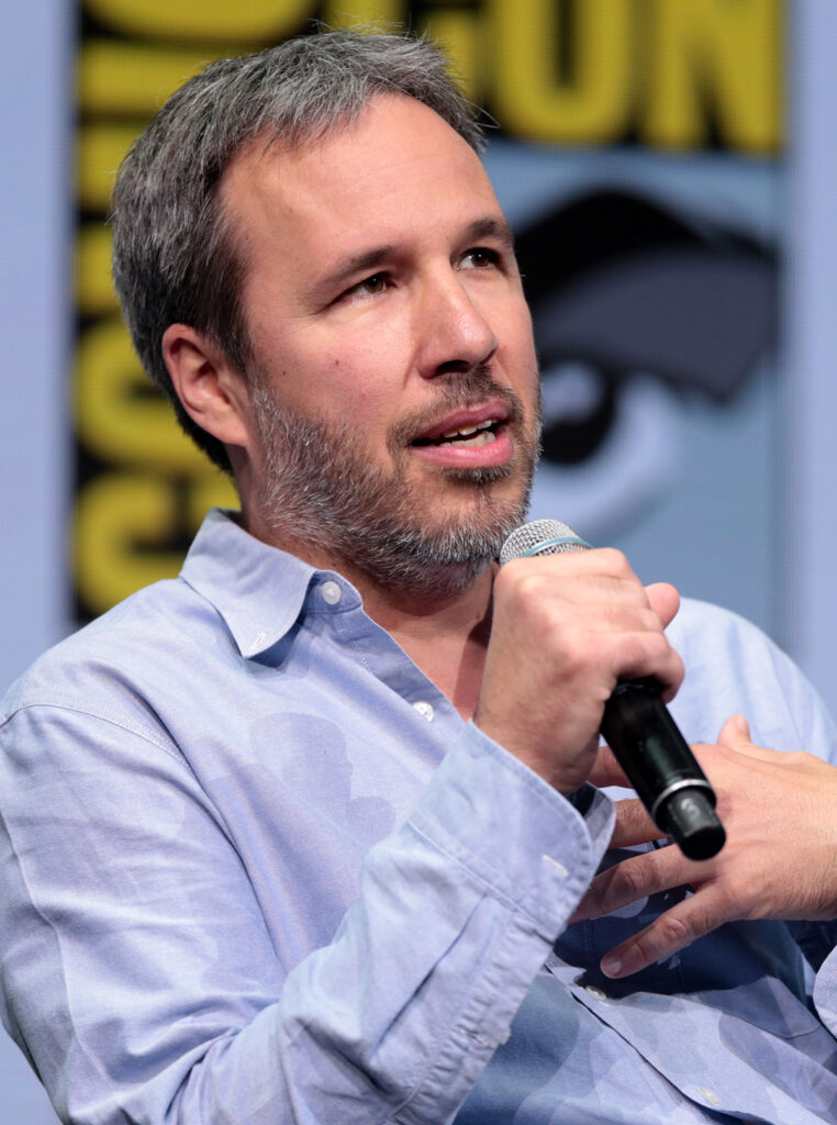 Mikrofonla konuşan yönetmen Denis Villeneuve.