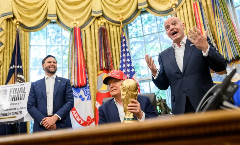 ABD Başkanı Donald Trump Beyaz Saray'da 2026 Dünya Kupası ve İran katılımı üzerine çalışırken.