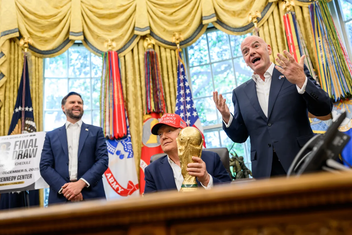 ABD Başkanı Donald Trump Beyaz Saray'da 2026 Dünya Kupası ve İran katılımı üzerine çalışırken.
