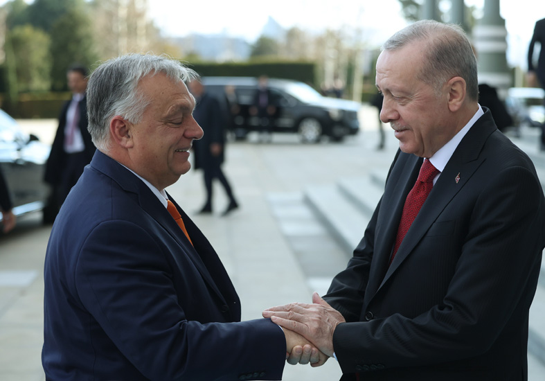Cumhurbaşkanı Erdoğan ve Viktor Orbán el sıkışırken.