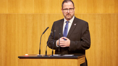 FPÖ Medya Sözcüsü Christian Hafenecker Parlamento Kürsüsünde