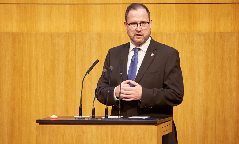 FPÖ Medya Sözcüsü Christian Hafenecker Parlamento Kürsüsünde