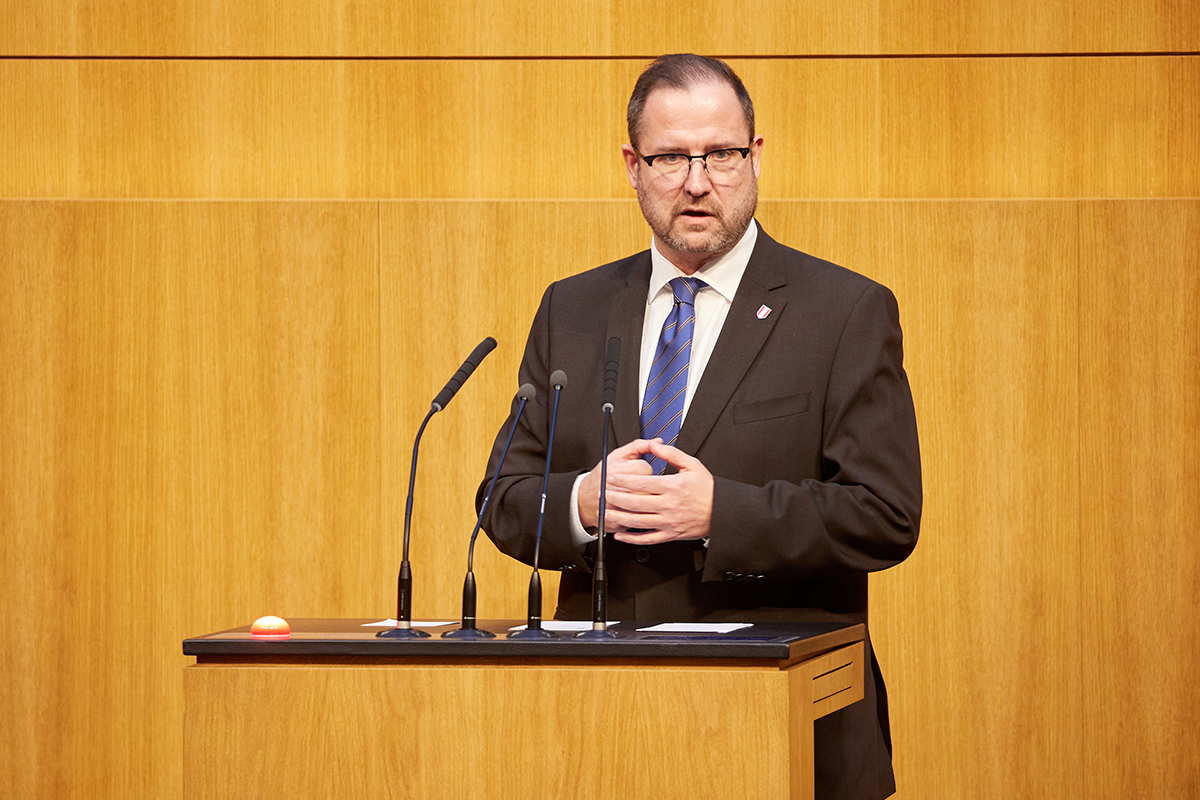FPÖ Medya Sözcüsü Christian Hafenecker Parlamento Kürsüsünde