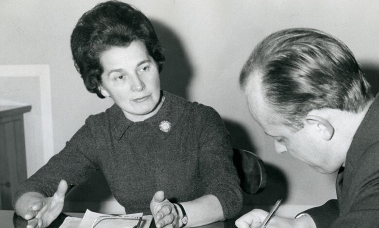 Avusturya'nın ilk kadın bakanı Grete Rehor, 1967 yılında Dayanışma dergisine sosyal haklar ve işçi yasaları üzerine röportaj verirken.