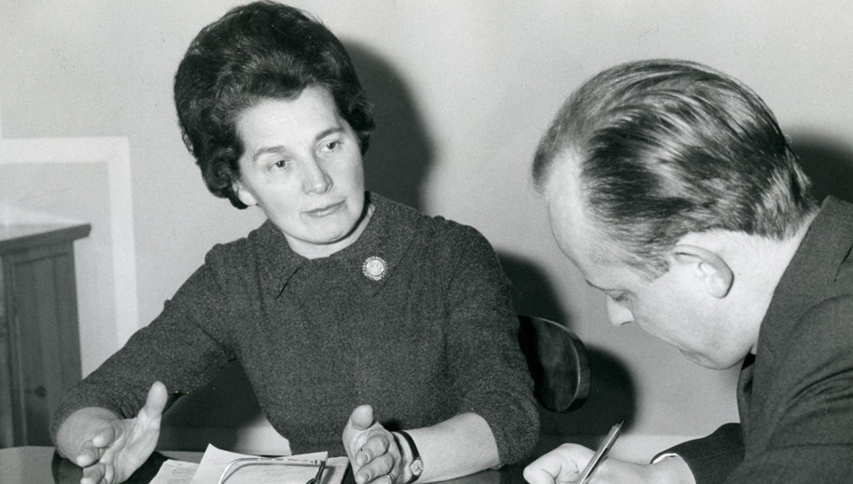 Avusturya'nın ilk kadın bakanı Grete Rehor, 1967 yılında Dayanışma dergisine sosyal haklar ve işçi yasaları üzerine röportaj verirken.