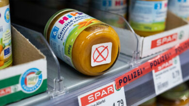 Avusturya'da SPAR market rafında polisin zehirli olduğu gerekçesiyle uyardığı, tabanında kırmızı daire işareti bulunan manipüle edilmiş HiPP bebek maması kavanozu.