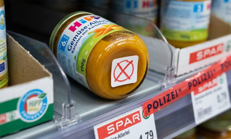 Avusturya'da SPAR market rafında polisin zehirli olduğu gerekçesiyle uyardığı, tabanında kırmızı daire işareti bulunan manipüle edilmiş HiPP bebek maması kavanozu.
