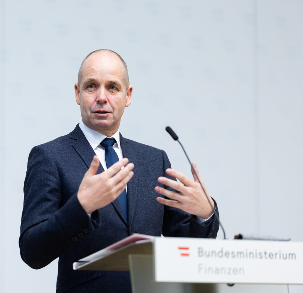 Holger Bonin, IHS Direktörü, ORF Pressestunde programında konuşurken. Avusturya ekonomi uzmanı.