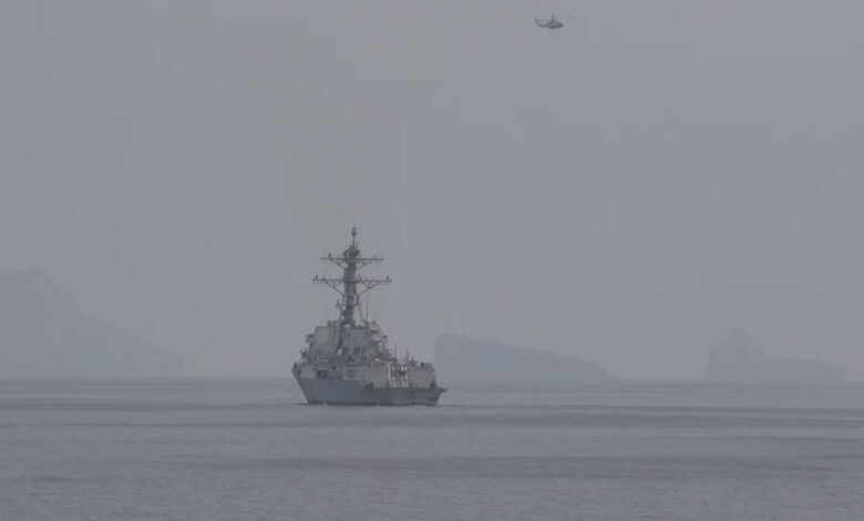 Hürmüz Boğazı'nda ABD savaş gemileri ve mayın temizleme operasyonu 2026.