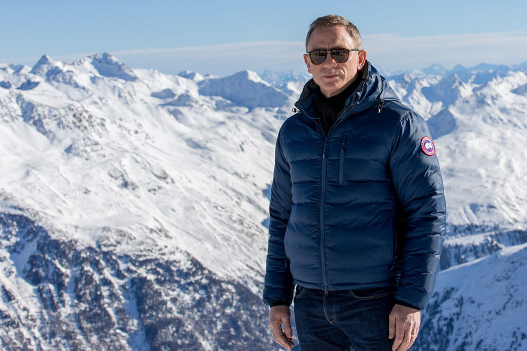 Avusturya Alplerinde karlı dağların önünde duran Daniel Craig - James Bond.