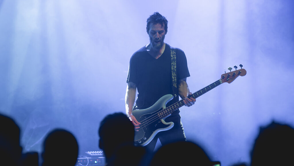 Keanu Reeves Dogstar grubu bas gitar konseri Viyana 2026