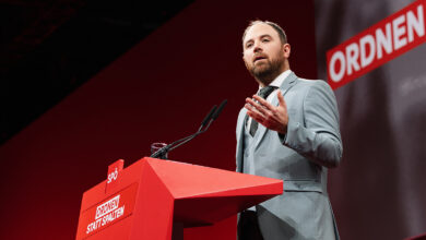 SPÖ Federal Genel Sekreteri Klaus Seltenheim, kırmızı kürsüde konuşma yaparken.
