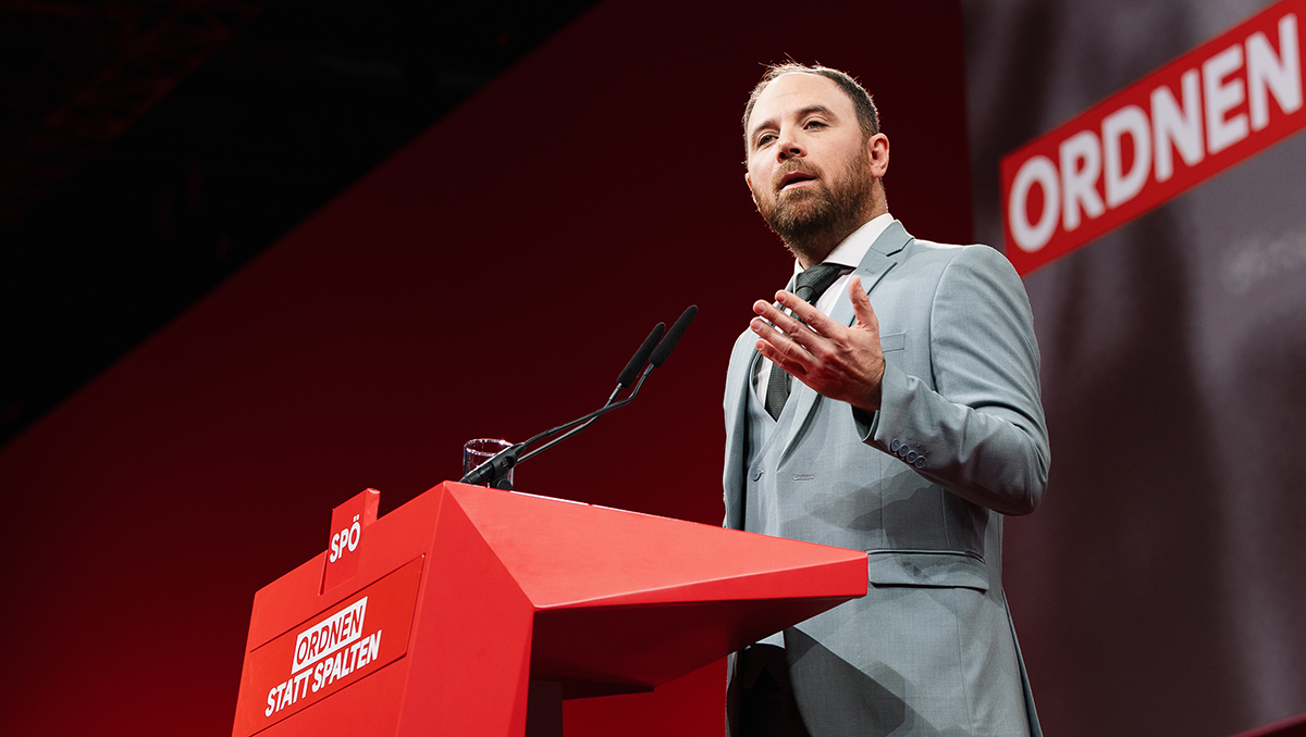 SPÖ Federal Genel Sekreteri Klaus Seltenheim, kırmızı kürsüde konuşma yaparken.