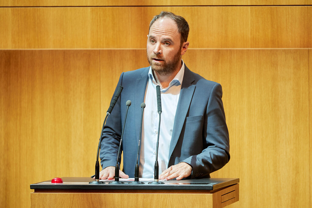 SPÖ Medya Sözcüsü Klaus Seltenheim, Federal Hükümet'in sunduğu yeni gazetecilik teşvik reformunun detaylarını savunuyor.