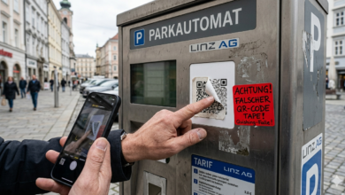 Linz park otomatı üzerine yapıştırılmış sahte QR kod çıkartması ve Quishing tuzağı.