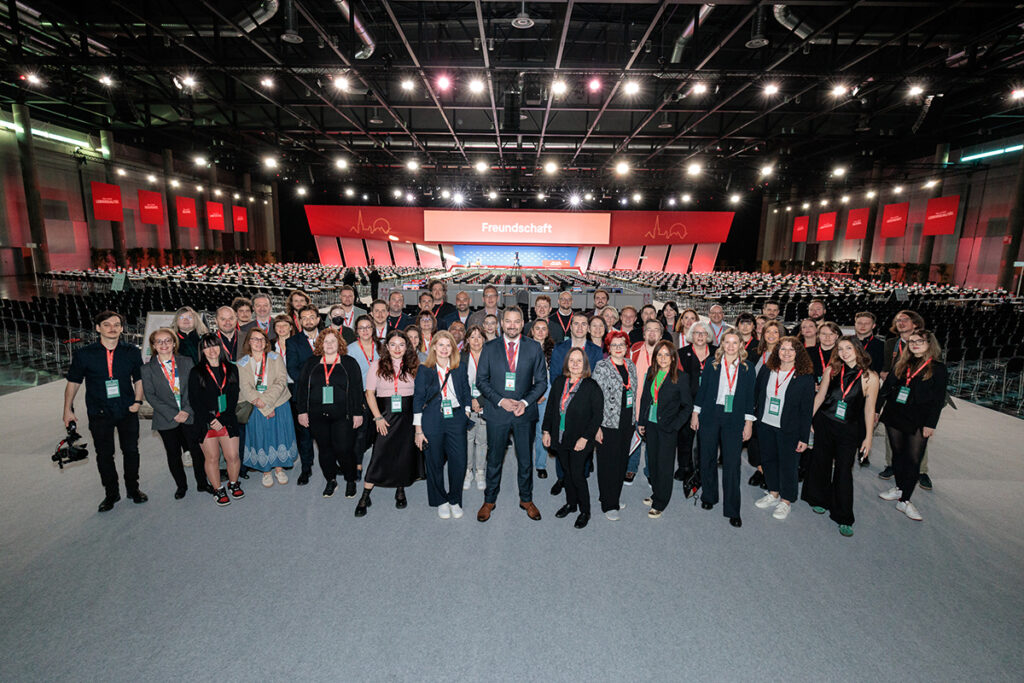 Messe Wien'de düzenlenen SPÖ Viyana kurultayının binlerce katılımcıyla dolu dev salonu.