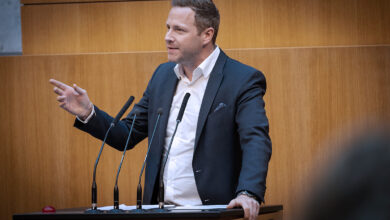 FPÖ Genel Sekreteri Michael Schnedlitz Avusturya Ulusal Meclisi'nde konuşma yaparken.